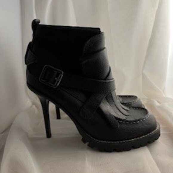 TORY BURCH Lyle Black Leather Fringe Lug Sole Stiletto Ankle Booties Sz 10B NWOT - Picture 2 of 4